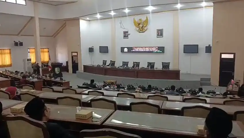 Puluhan Anggota DPRD Sampang Tak Hadir, Rapat Paripurna Ditunda