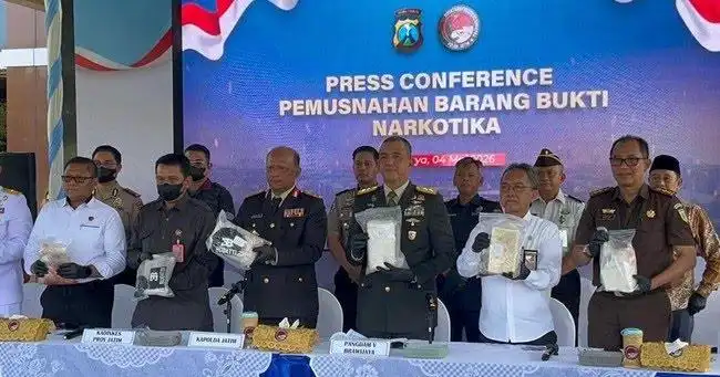  Polda Jatim Musnahkan 27,83 Kg Paket Kokain 'Bugatti' yang Ditemukan di Pantai Sumenep