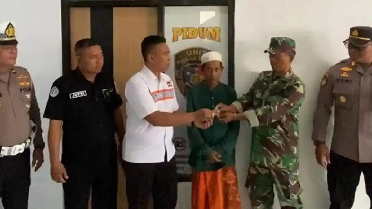 Polisi Kembalikan Emas 26 Gram ke Keluarga Korban Jambret yang Tewas di Pamekasan