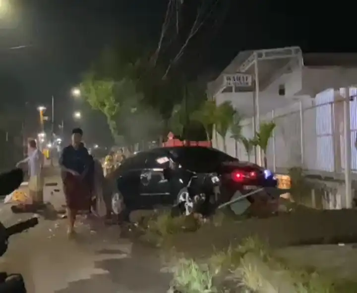  Hindari Jalan Berlubang, Mobil vs Motor Tabrakan  di Sampang