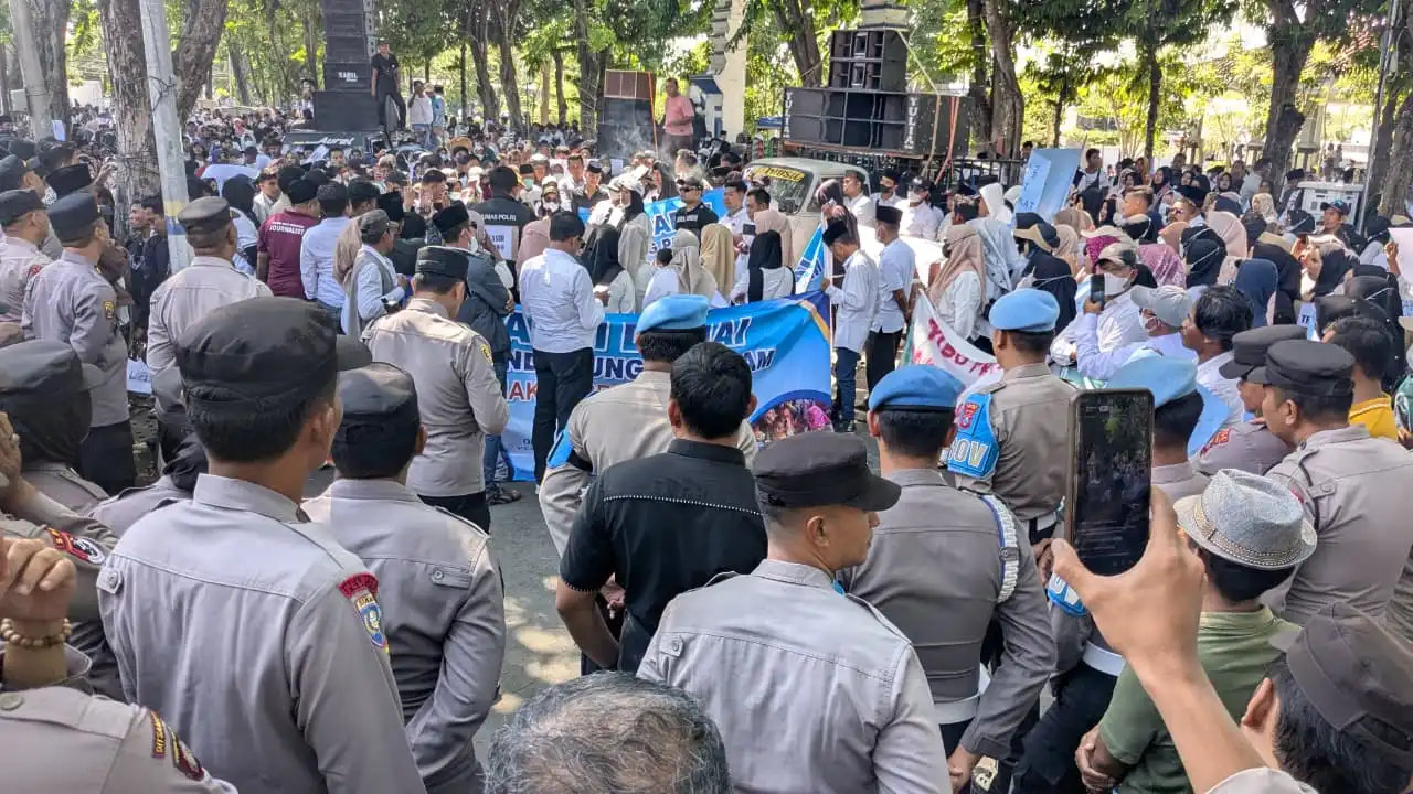 Gelar Aksi Damai, Ratusan Pemuda dan Warga Sampang Minta DPRD Dukung MBG