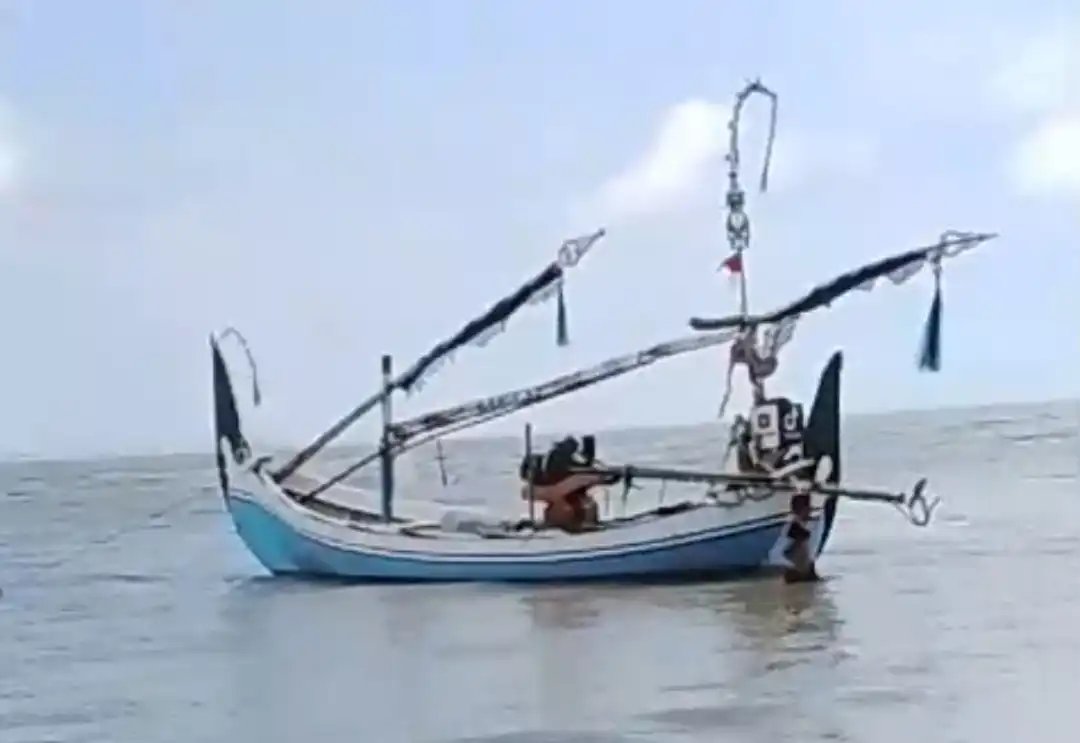 Nelayan Pulau Mandangin Hilang Saat Melaut, Perahu Terdampar di Aeng Sareh Sampang