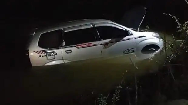 Mobil Avanza di Bangkalan Tercebur ke Sungai