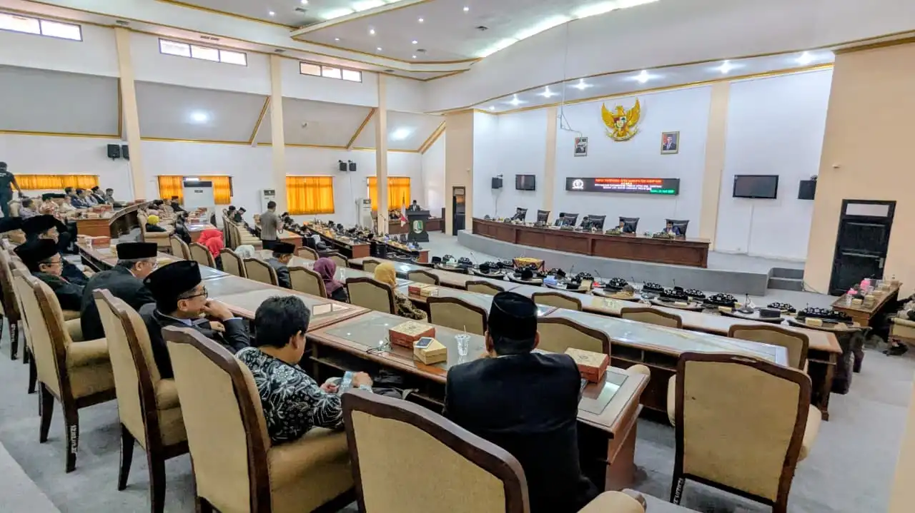 Gelar Paripurna LKPJ, DPRD Sampang Soroti dan Apresiasi Capaian Kinerja Pemkab 2025