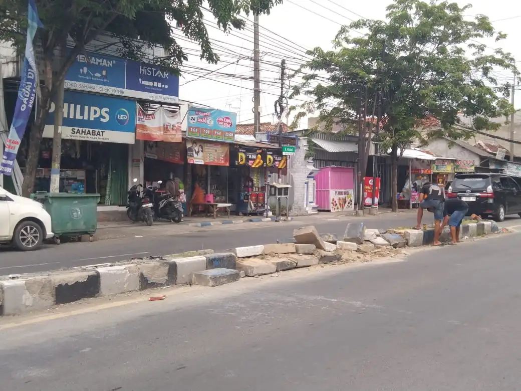 Median Jalan KH Wahid Hasyim Sampang Rusak, Warga: Kado Buruk Jelang Tahun Baru