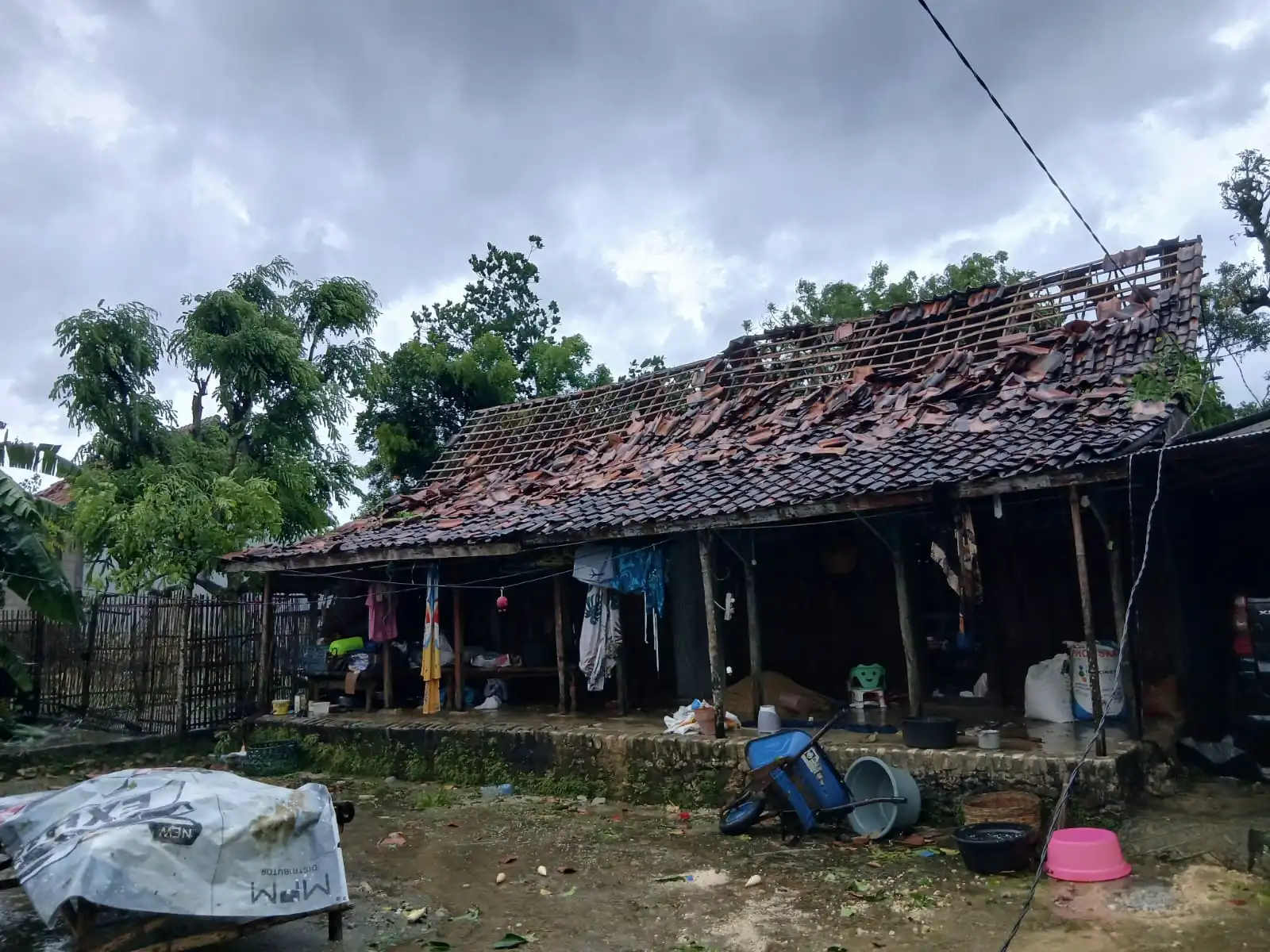 Puting Beliung Terjang Sampang, 1 Warga Tewas dan Jalur Trans Madura Lumpuh