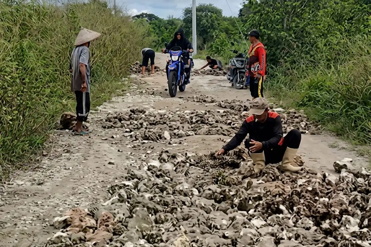 Warga Sumenep Gotong Royong Perbaiki Jalan Rusak, 10 Tahun Tak Diperbaiki Pemerintah