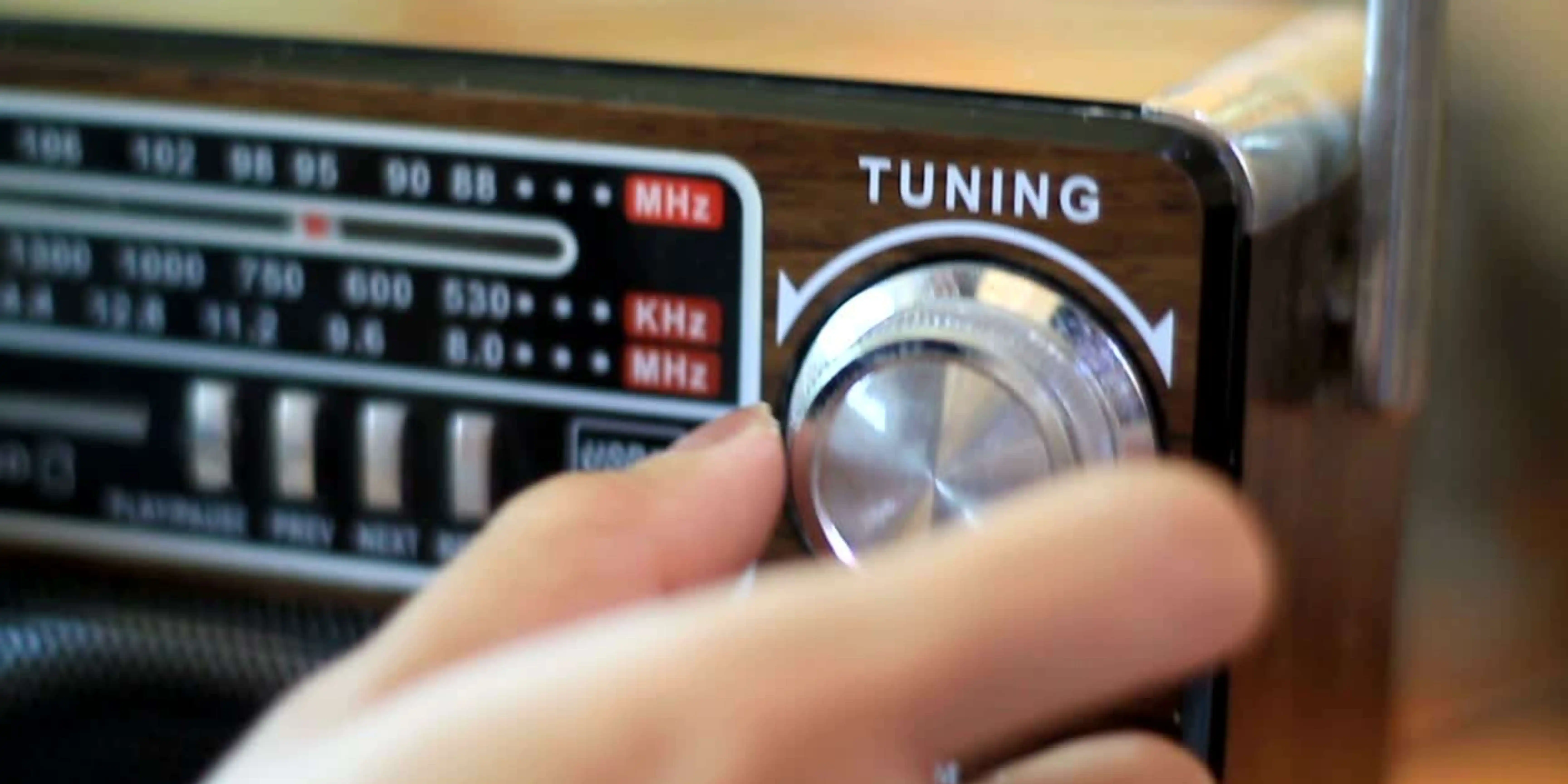 Di Tengah Gempuran Digital, Radio Masih Menjadi Teman Setia Pendengar