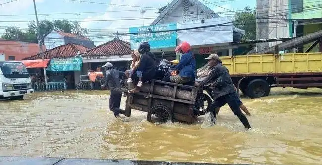 Rezeki di Balik Banjir Blega: Jasa Ojek Gerobak Jadi Penyelamat Pemotor yang Khawatir Mogok