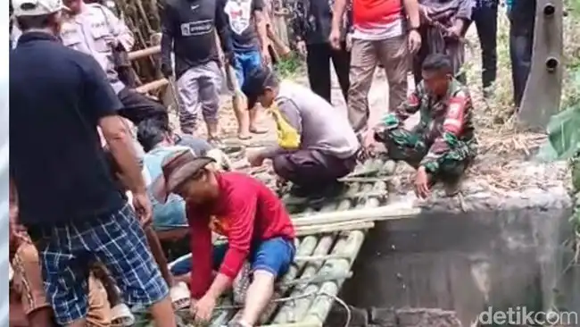  Warga 2 Desa di Pamekasan Bangun Jembatan Darurat dari Bambu