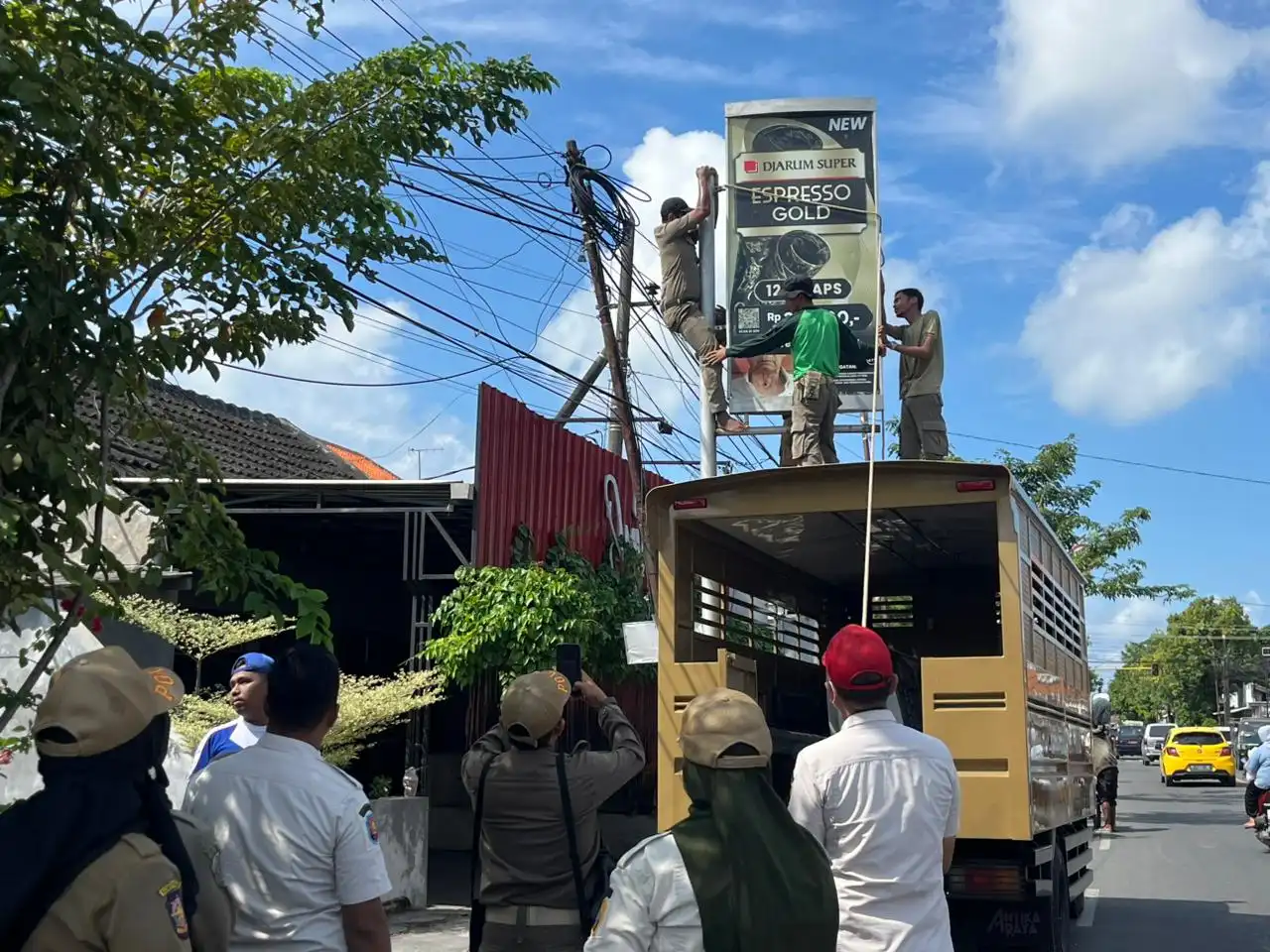 Puluhan Reklame Bermasalah Ditertibkan, Satpol PP Sampang: Yang Melanggar Langsung Kami Tindak