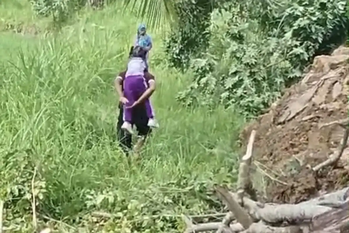 Longsor di Pamekasan: 40 KK Terisolir, 10 Siswa Digendong Lintasi Bukit ke Sekolah