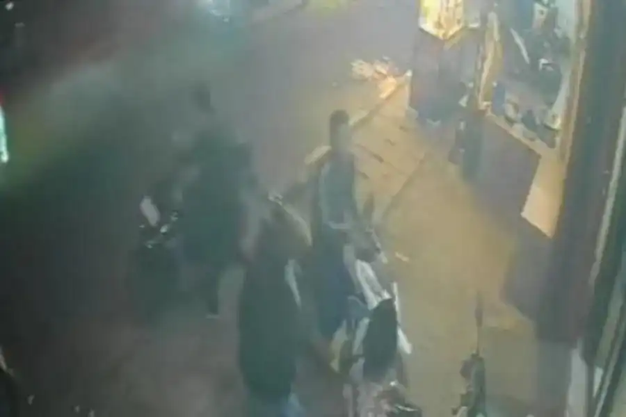 Kepergok Curi Motor di Depan Apotek, Pencuri Diamuk Warga Bangkalan