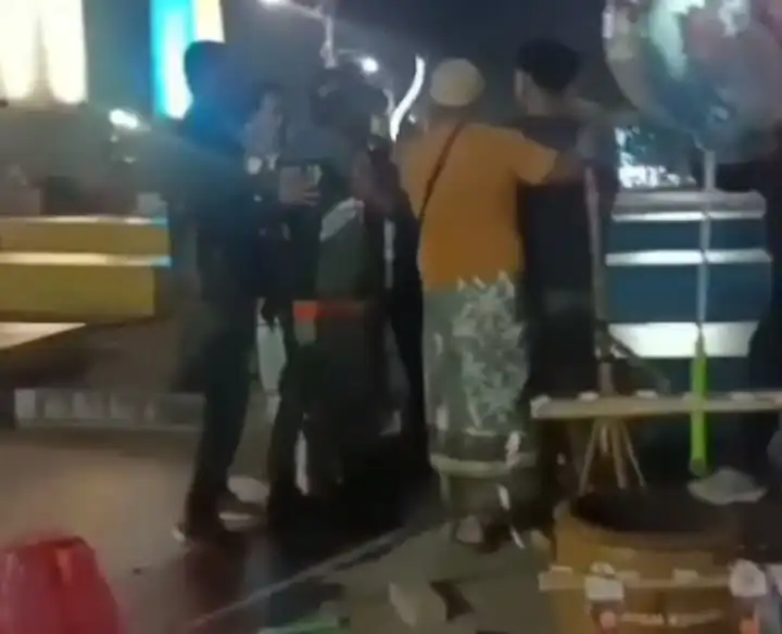 Viral di Medsos, Satpol PP Cekcok dengan PKL di Alun-alun Trunojoyo Sampang 