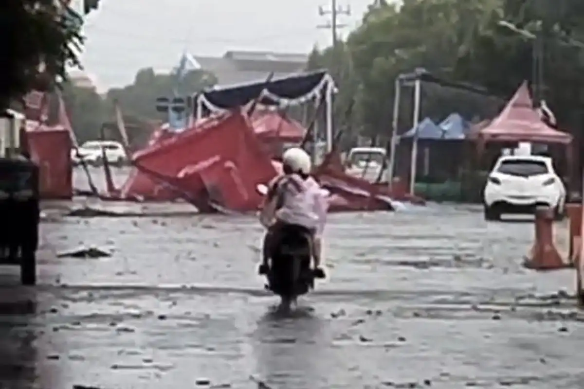 Angin Kencang, Deretan Tenda Penjual Takjil di Alun-alun Bangkalan Roboh