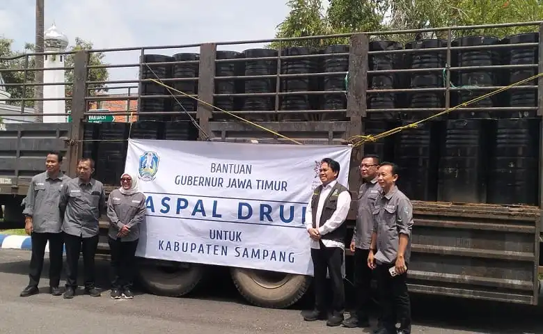 Ratusan Drum Aspal Bantuan Pemprov Jatim Diprioritaskan untuk Perbaikan Jalan Rusak di Sampang