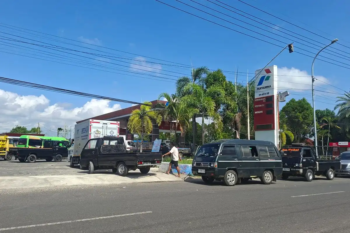 Pertalite Dipangkas, Warga Sumenep Antre BBM hingga 5 Jam