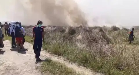 Kebakaran 5 Hektare Lahan di Bangkalan, Asap Tebal Masuk Permukiman