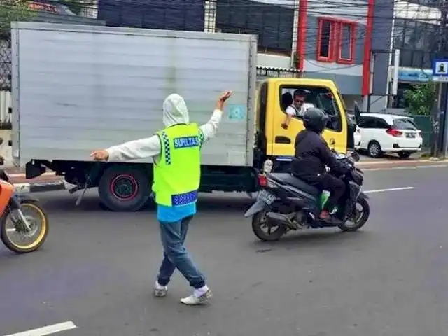 Pemkot Surabaya Minta Warga Tak Beri Imbalan ke Sukarelawan Pengatur Lalu Lintas