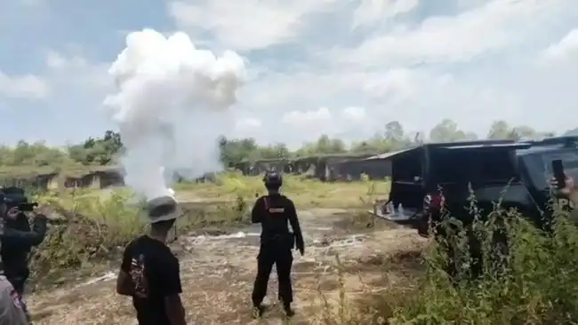 Polisi Musnahkan Barang Bukti Bahan Peledak Petasan di Pamekasan