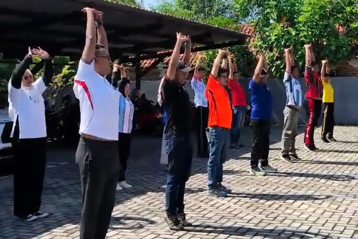 Demam Piala Dunia, ASN Bawaslu Bangkalan Masuk Kantor Pakai Jersey