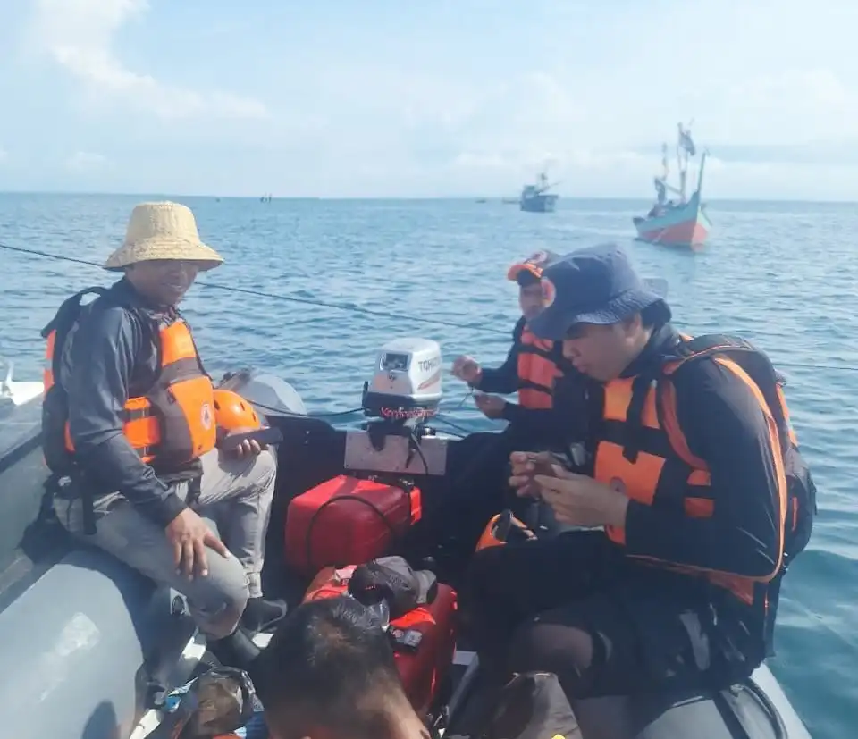 Sisir Perairan Pulau Mandangin, Tim SAR Belum Temukan Nelayan Hilang saat Melaut