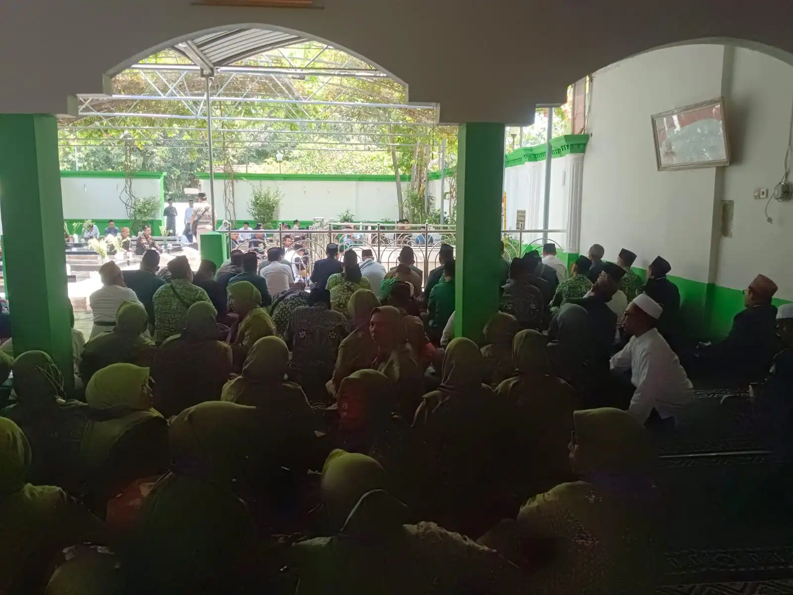 Ribuan Warga Nahdliyin Ziarah Makam Mbah Wahab, Ketua PCNU Sampang Ajak Warga Teladani Semangat Juang Sang Muassis