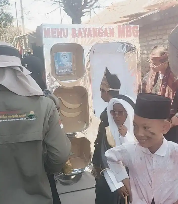 Pawai HUT RI di Pulau Mandangin, Siswa SD Bawa Atribut MBG yang Belum Terealisasi