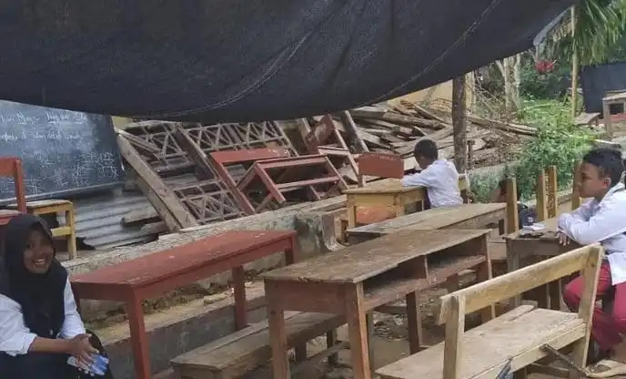 Miris, Siswa SD di Bangkalan Belajar di Bawah Tenda Darurat