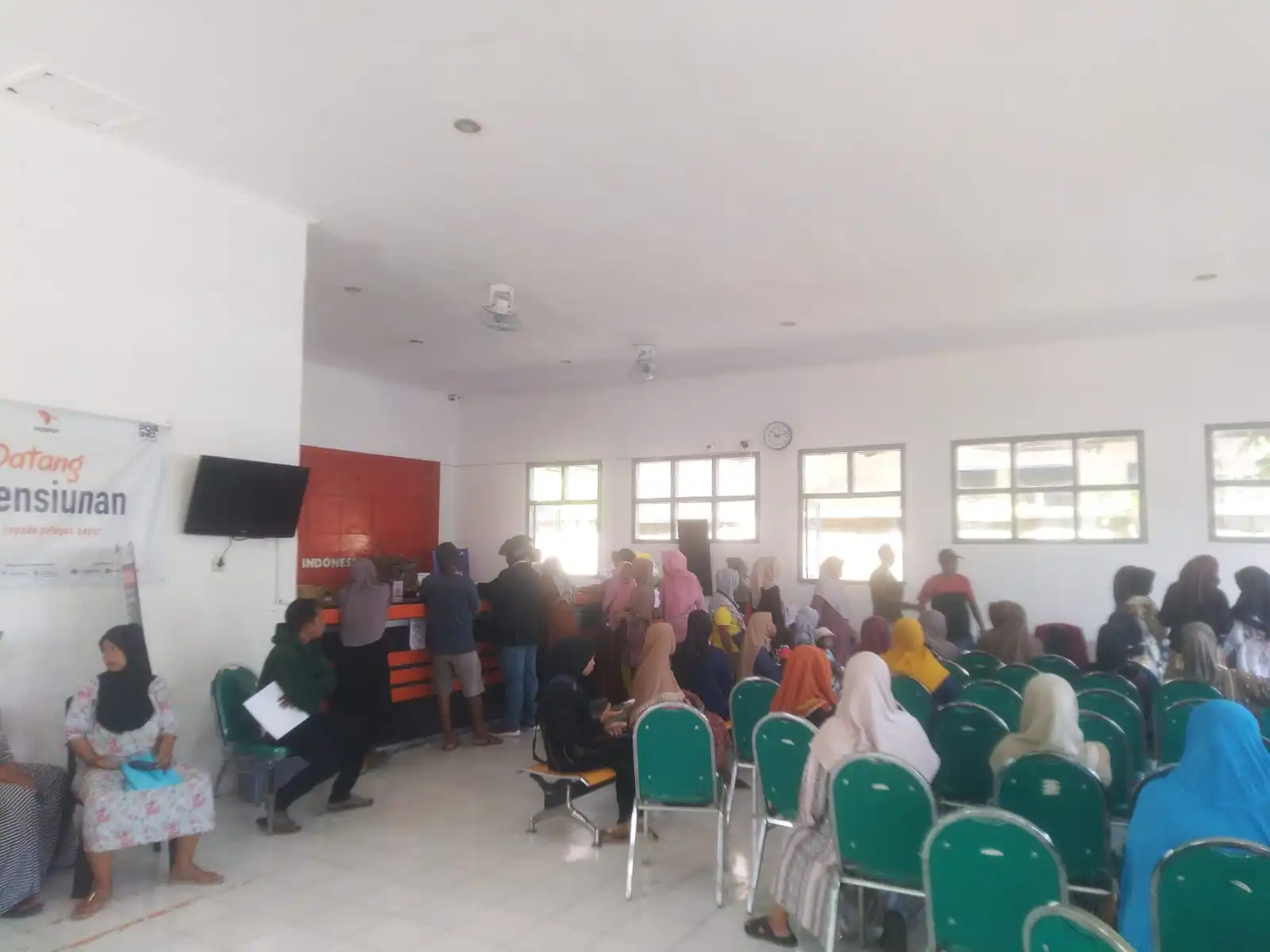 1.362 Warga Sampang Terima Bansos PKH dan Sembako via Kantor Pos