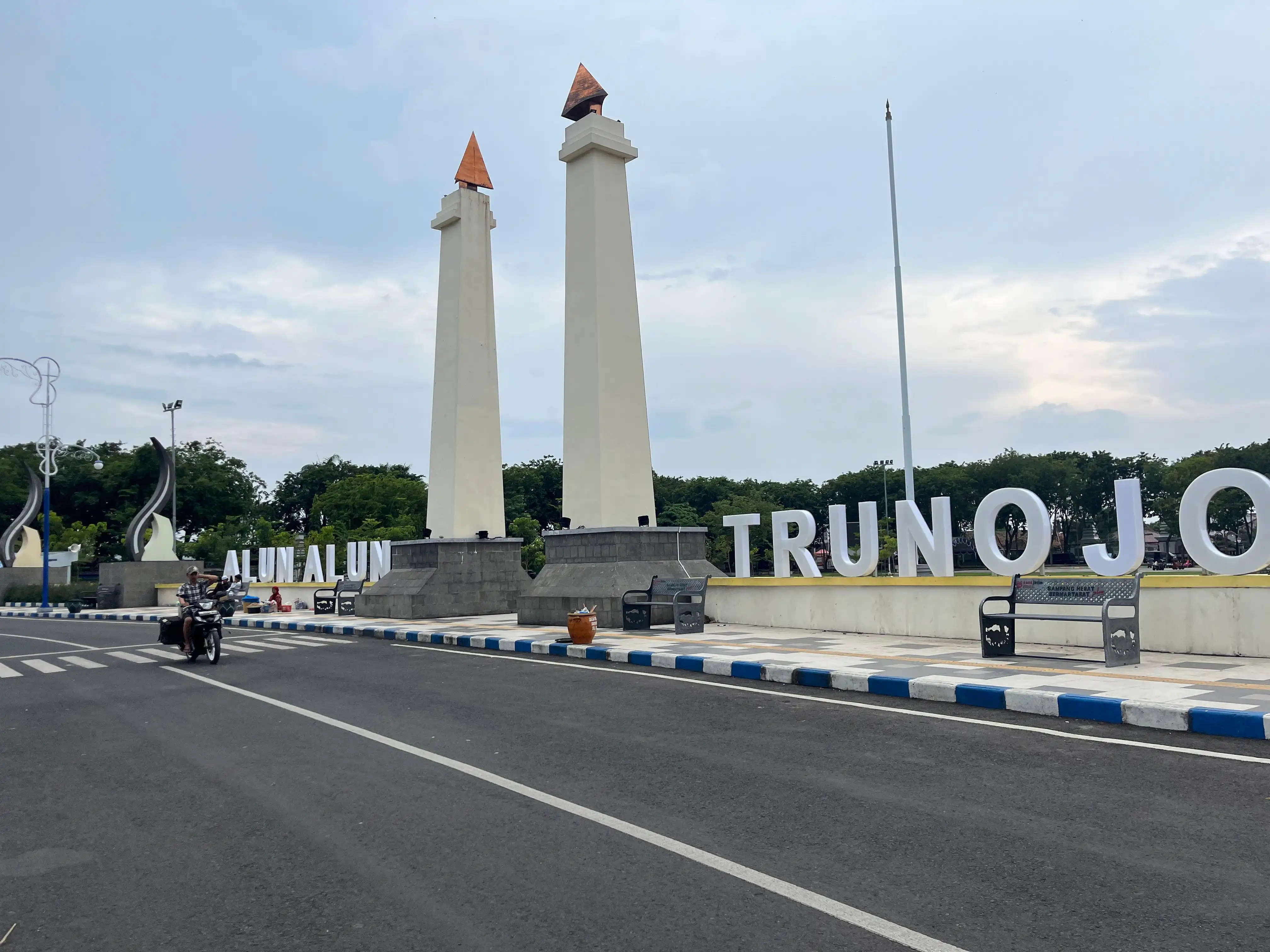 Sempat Dirusak Massa, Neon Box Alun-Alun Trunojoyo Sampang Kini Sudah Terpasang