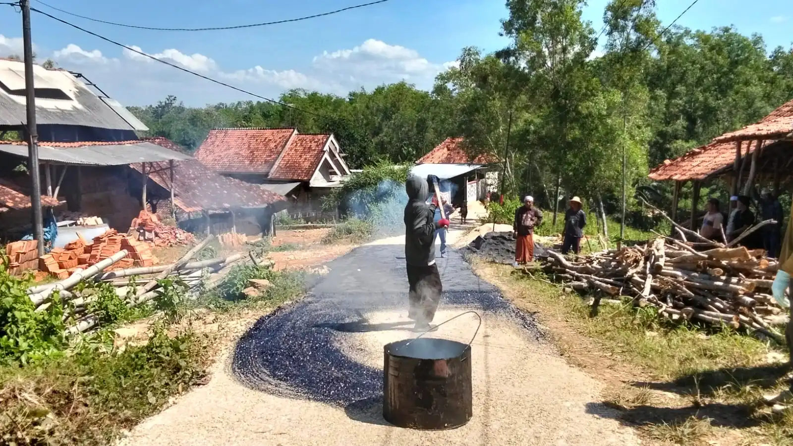 Rusak Parah, Warga Dusun Angsanah Barat Gotong Royong Perbaiki Jalan