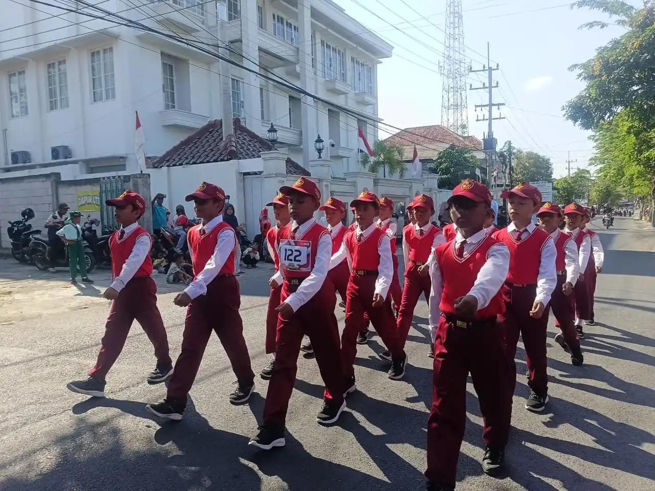 SDS Al-Muawwanah Sampang Turunkan 4 Regu dalam Gerak Jalan HUT ke-81 RI