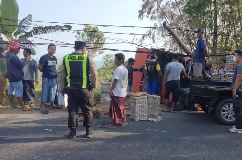 Mobil Pengangkut Telur Terguling di Ketapang Sampang, Kerugian Capai Rp33 Juta
