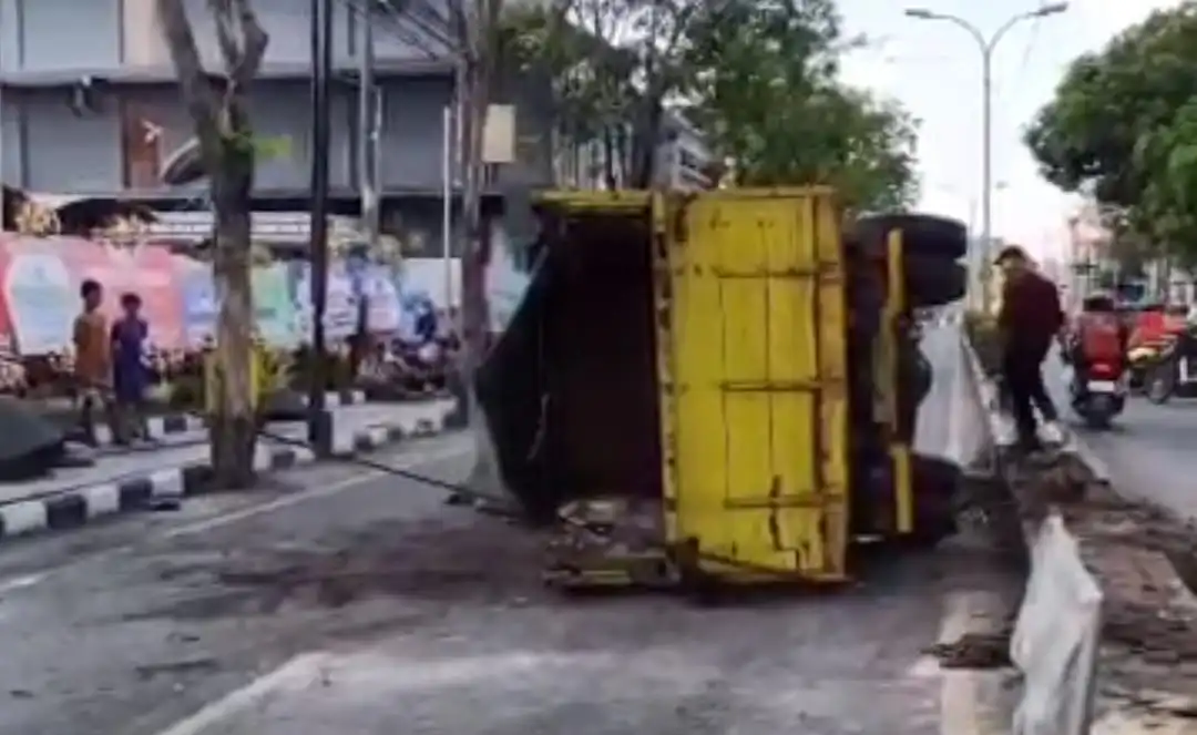 Truk Tabrak Pembatas Jalan di Sampang, Diduga Sopir Mengantuk