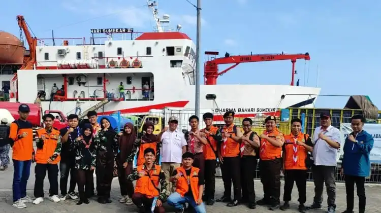 Pramuka Sumenep Bantu Amankan Arus Mudik di Pelabuhan Kalianget