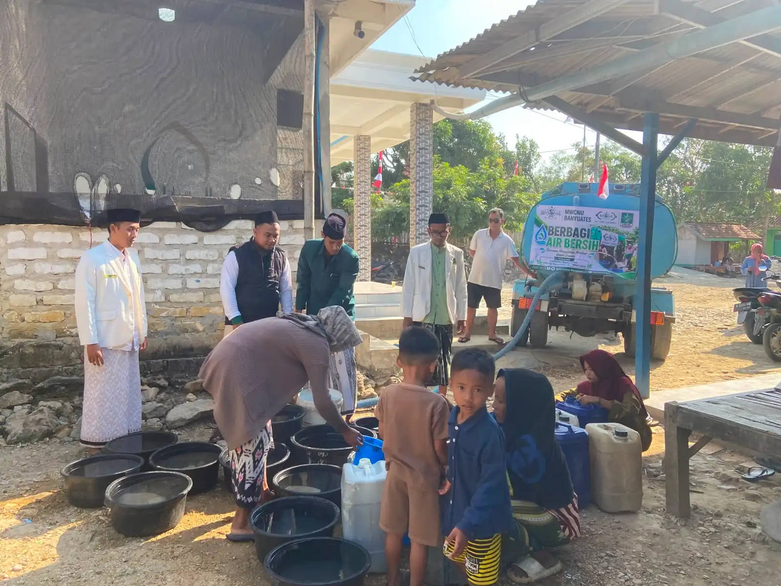 Bantu Warga Terdampak Kekeringan, MWC NU Banyuates Sampang Salurkan Air Bersih