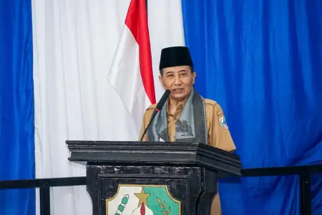 Viral di Medsos Warga Sampang Swadaya Perbaiki Jalan, Sekda: Kami Tak Boleh Baper