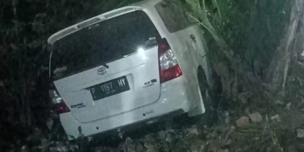 Kecelakaan Tunggal, Mobil Innova Masuk Parit di Pamekasan