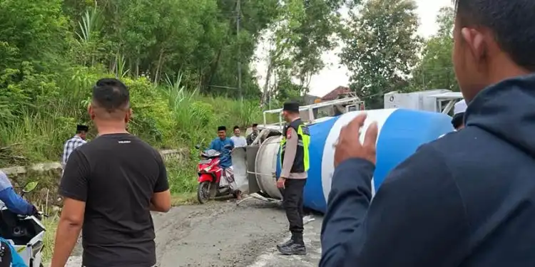 Truk Molen di Sampang Terguling di Jalan Tanjakan, Kerugian Capai Ratusan Juta