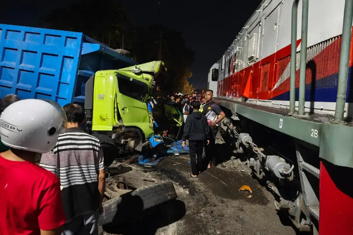 Kecelakaan Kereta Api Kembali Terjadi, KA Dhoho Tabrak Truk Pasir di Perlintasan Blitar