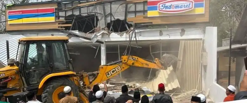 Ribuan Alumni dan Santri Pondok Pesantren di Pamekasan Gusur Bangunan Indomaret