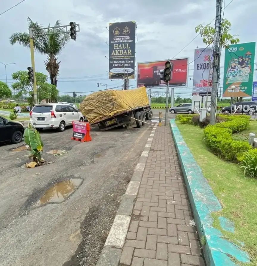 Truk Fuso Terperosok di Pertigaan Tangkel Bangkalan, Lalu Lintas Terganggu