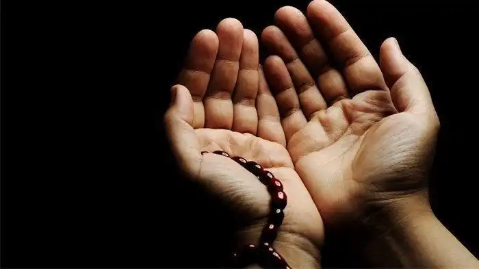 Manifesting vs Doa: Kenapa Kita Tetap Curhat ke Tuhan di Tengah Tren Spiritual Modern