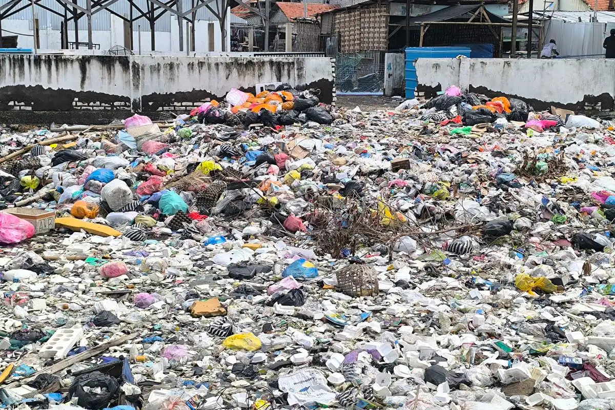 Warga Sekitar Tumpukan Sampah di Pamekasan Diteror Nyamuk saat Malam Hari