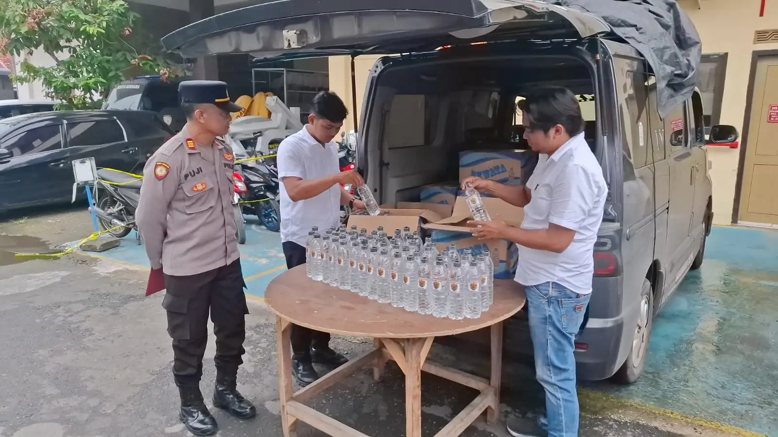 Polisi Gagalkan Peredaran 250 Botol Arak Bali di Terminal Sampang
