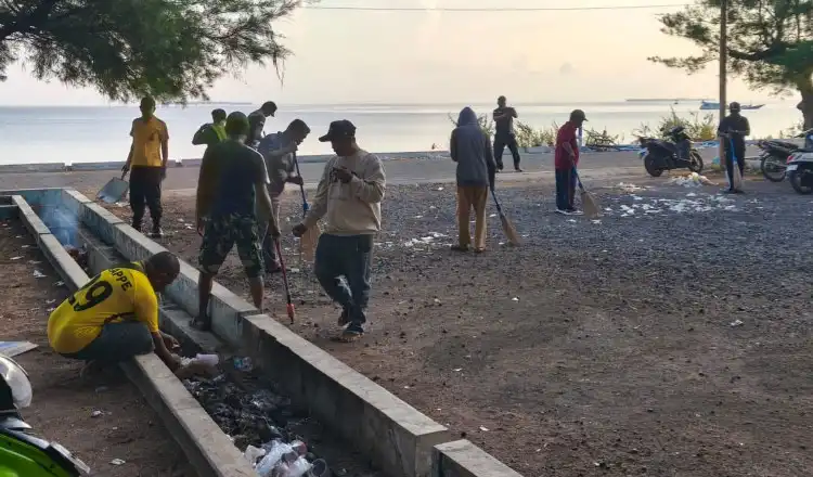 Meski WFH, ASN Daratan dan Kepulauan di Sumenep Lakukan Kerja Bakti Serentak