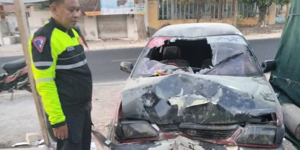 Sedan Seruduk Toko dan Gudang di Pamekasan, Tidak Ada Korban Jiwa