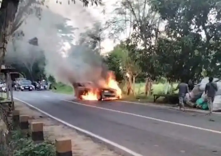 Mobil BMW Terbakar di Sampang, Kerugian Ditaksir Rp150 Juta