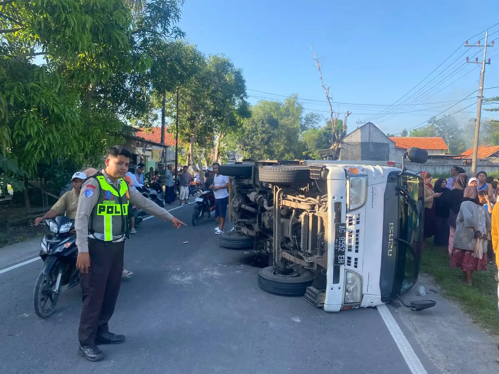 Truk Box Muatan Rokok Ilegal Terguling di Sampang